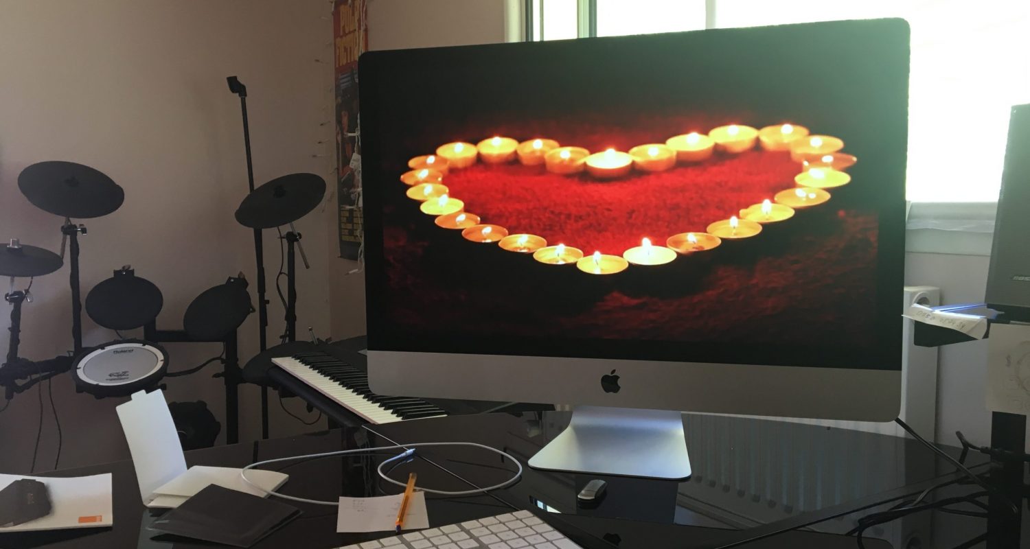 Computerbildschirm mit Kerzen, die ein Herz bilden